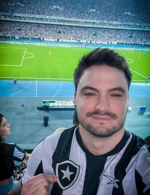 Imagem ilustrativa da imagem Felipe Neto briga na Justiça contra adiamento de Botafogo x Athletico