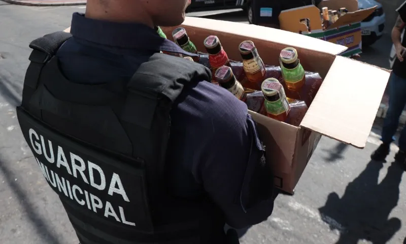 Imagem ilustrativa da imagem Garrafas de bebidas adulteradas são apreendidas durante fiscalização em Viana