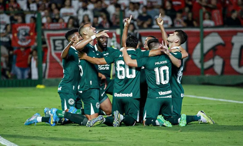 Imagem ilustrativa da imagem Goiás vence São Paulo com gol digno de Puskás e embola Z4 do Brasileiro