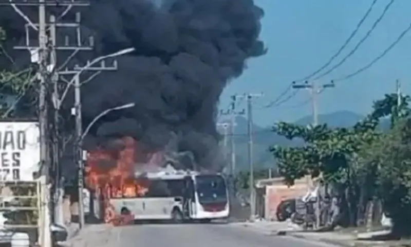 Imagem ilustrativa da imagem Governo atribui ataque a ônibus a fuga de líder máximo da milícia