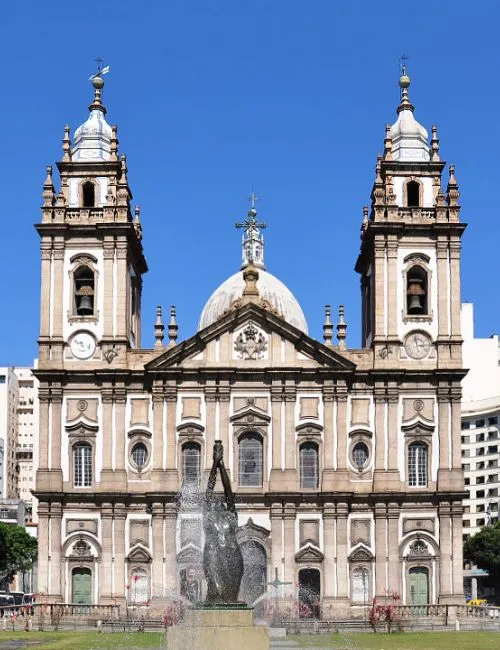 Imagem ilustrativa da imagem Homem é preso após tentar incendiar igreja da Candelária, no Rio