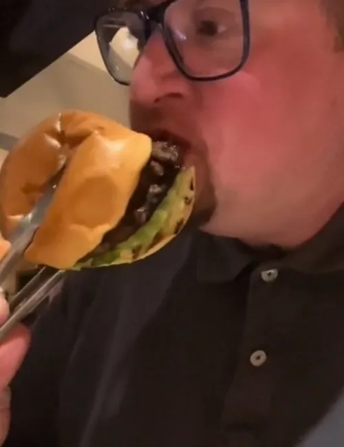 O vídeo divulgado por John Junior, de 34 anos chegou a atingir 781 mil visualizações,