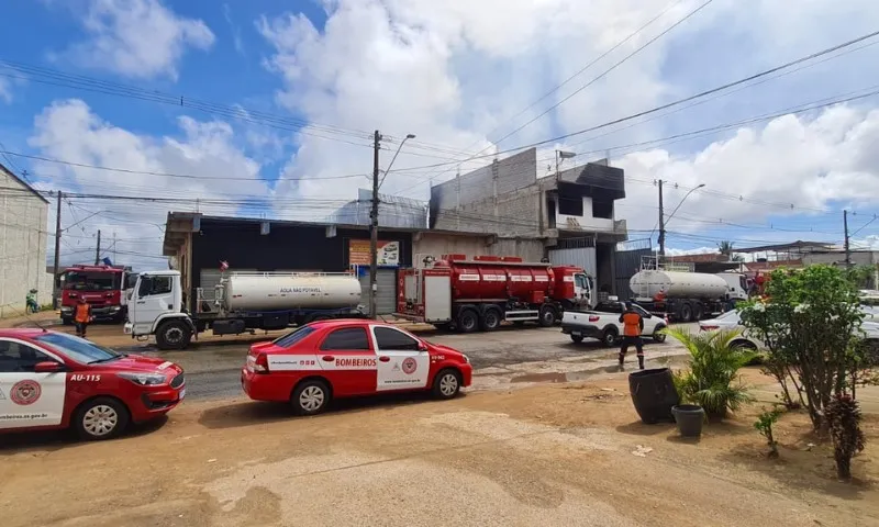 Imagem ilustrativa da imagem Incêndio atinge galpão de transportadora na Serra