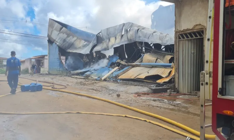 Imagem ilustrativa da imagem Incêndio atinge galpão de transportadora na Serra