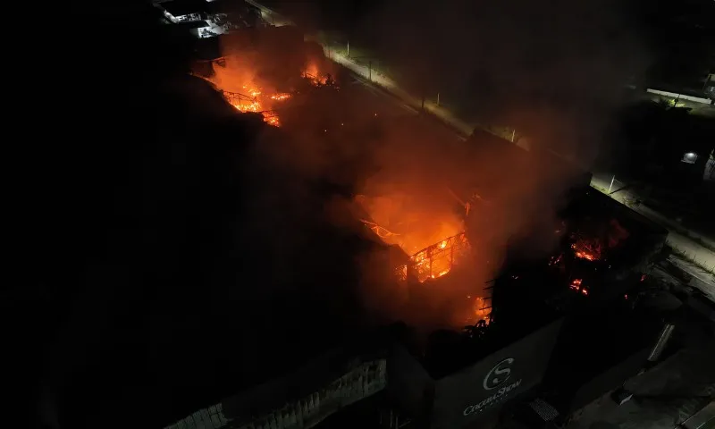 Imagem ilustrativa da imagem Incêndio: bombeiros alertam para risco de desabamentos na fábrica da Cacau Show