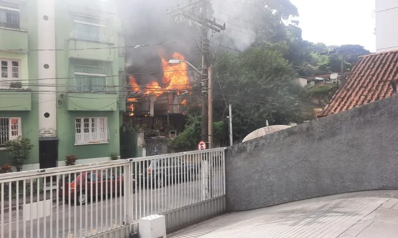 Imagem ilustrativa da imagem Incêndio em terreno de antigo restaurante assusta moradores no centro de Vitória