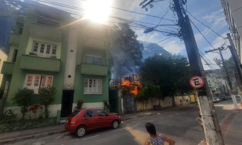 Imagem ilustrativa da imagem Incêndio em terreno de antigo restaurante assusta moradores no centro de Vitória