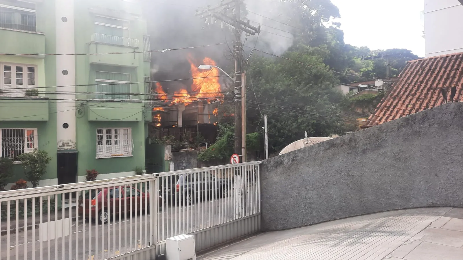 Imagem ilustrativa da imagem Incêndio em terreno de antigo restaurante assusta moradores no centro de Vitória