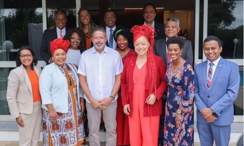 Imagem ilustrativa da imagem Lula aguarda gesto de Milei para definir quem vai à posse