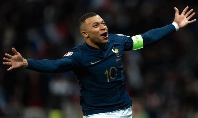 Imagem ilustrativa da imagem Mbappé alcança os 300 gols na carreira mais rápido do que Messi e Cristiano Ronaldo