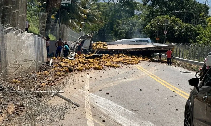 Imagem ilustrativa da imagem Motoristas ficam feridos após acidente com três veículos no ES