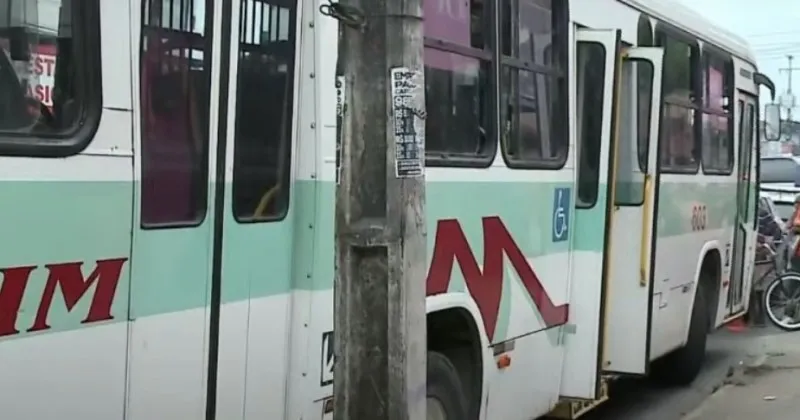 Imagem ilustrativa da imagem Mulher de 20 anos morre ao colocar cabeça para fora de ônibus e bater em poste