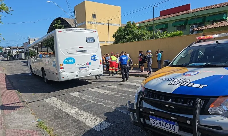 Imagem ilustrativa da imagem Mulher é atropelada por ônibus e morre na Serra