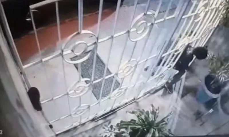 Imagem ilustrativa da imagem Mulher passa por grade, invade prédio e rouba moradores do Centro de Vitória