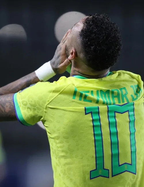 Imagem ilustrativa da imagem Neymar lamenta grave lesão e se ampara em apoio da família: "Sei que sou forte"