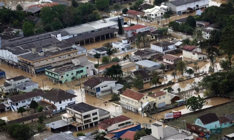 Imagem ilustrativa da imagem Novos temporais atingem Santa Catarina e mortes sobem para seis