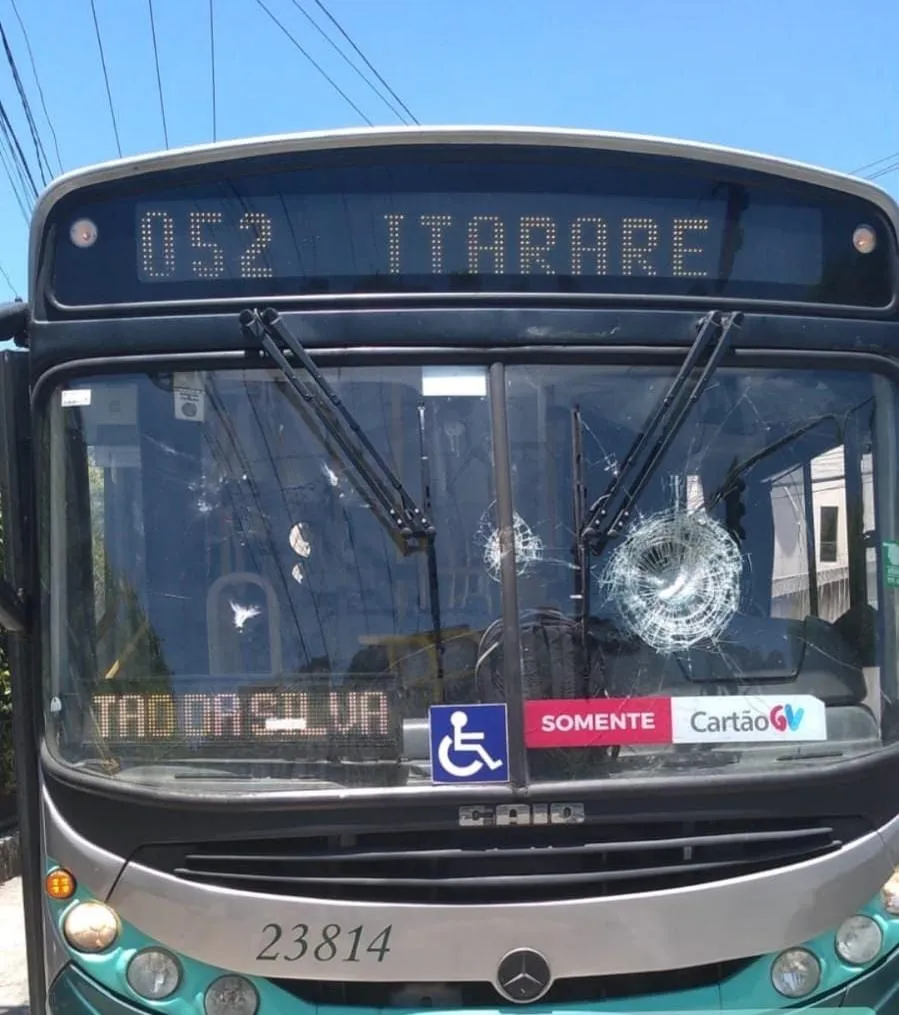 Imagem ilustrativa da imagem Ônibus do Transcol é apedrejado por criminosos em Vitória