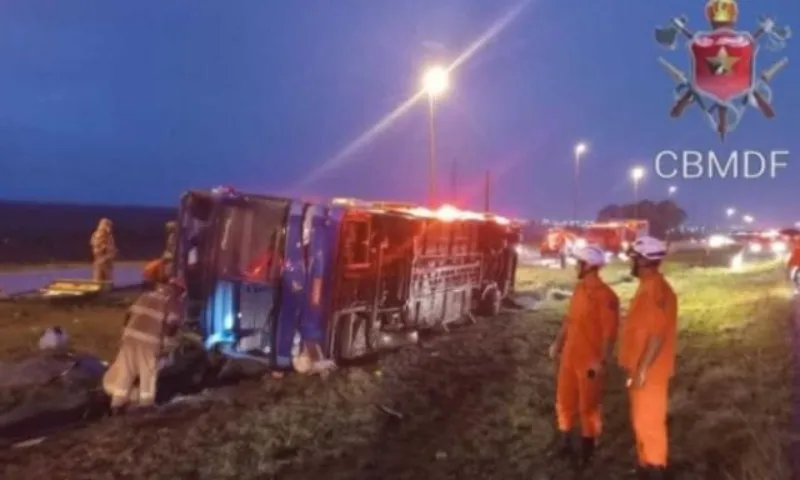 Imagem ilustrativa da imagem Ônibus irregular tomba ao fugir de fiscalização e deixa 5 mortos no DF