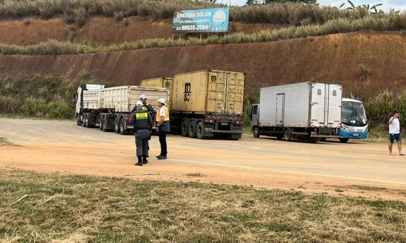 Imagem ilustrativa da imagem Operação Carga Pesada: 47 motoristas autuados durante ação em rodovia do ES