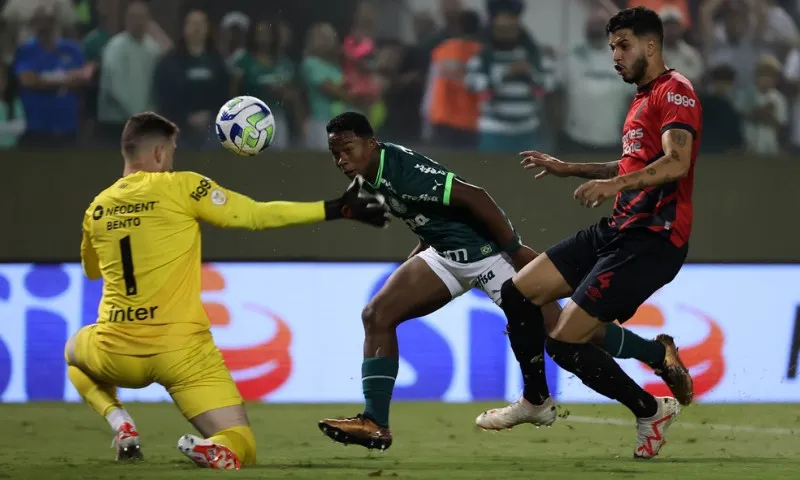 Imagem ilustrativa da imagem Palmeiras vence Athletico com golaço de Endrick e alcança líder Botafogo