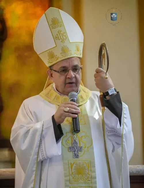 Correio do Brasil  Papa Francisco demite bispo conservador