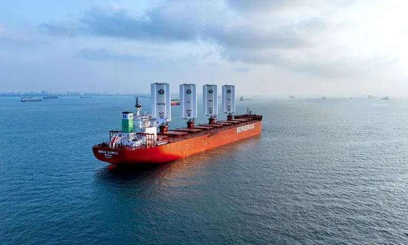 Imagem ilustrativa da imagem Porto do ES recebe viagem inaugural de navio com velas rígidas