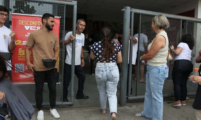 Imagem ilustrativa da imagem Portões fecham para candidatos do Enem e alunos começam primeiro dia de provas