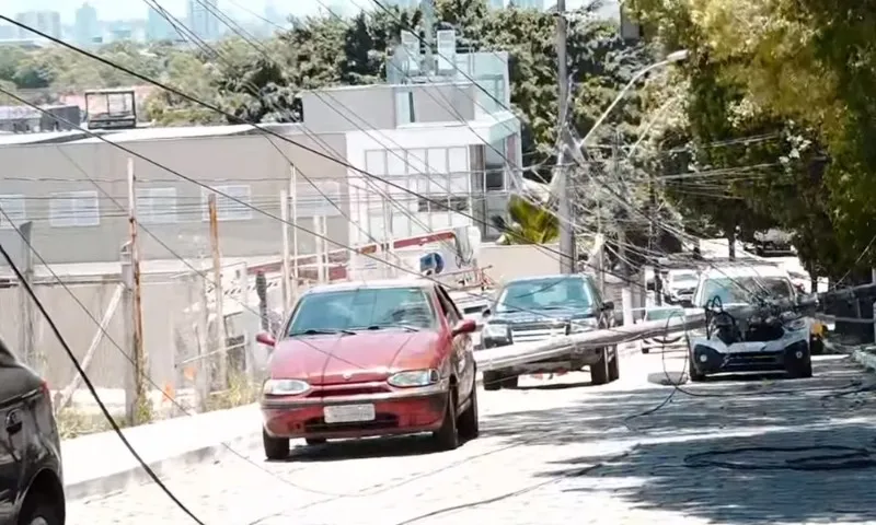 Imagem ilustrativa da imagem Poste cai em cima de carro e complica trânsito na Mata da Praia