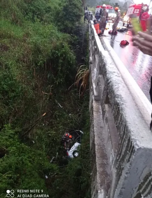 Imagem ilustrativa da imagem Rodovia é interditada após carro cair de ponte no ES