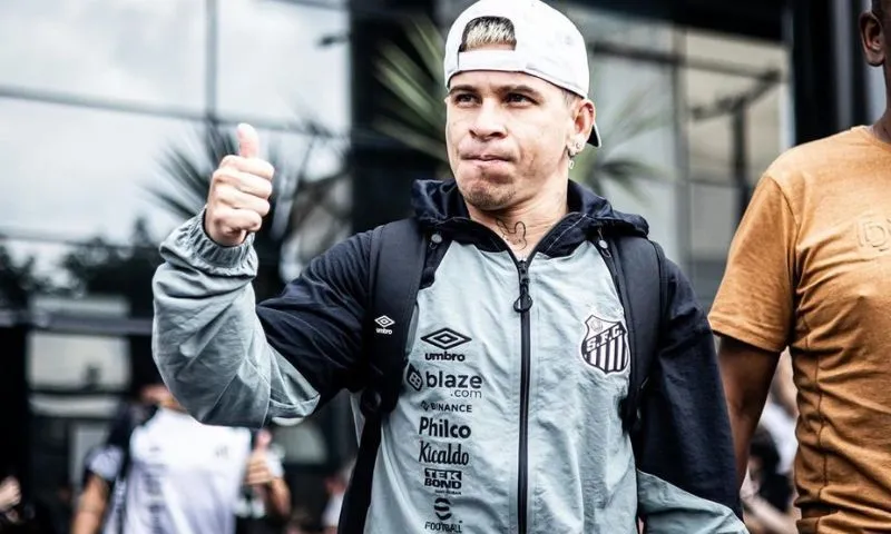 Imagem ilustrativa da imagem Santos tenta bater Fortaleza para não depender de rivais para evitar queda