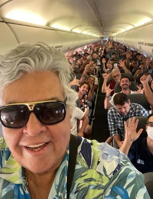 Imagem ilustrativa da imagem Sidney Magal canta 'Sandra Rosa Madalena' com passageiros de voo a Salvador