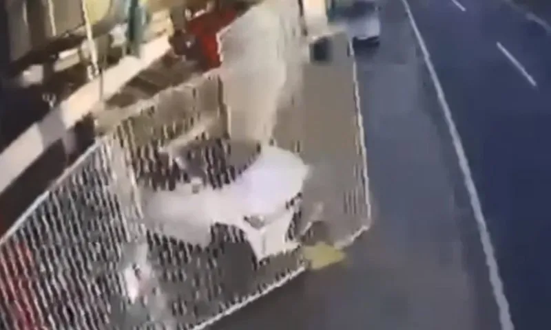 Imagem ilustrativa da imagem Suspeito usa carro roubado para derrubar portão e fugir em Linhares