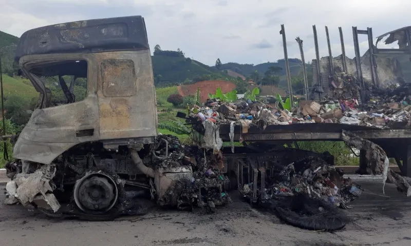 Imagem ilustrativa da imagem Trânsito na BR-262 é liberado após acidente com incêndio de carretas