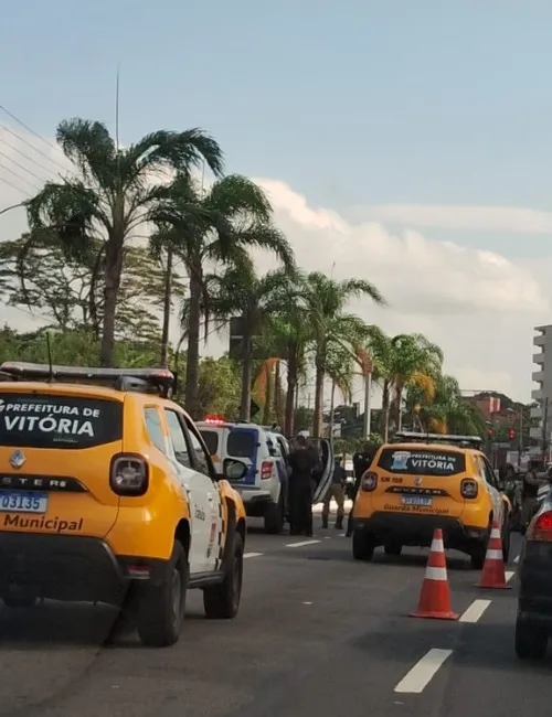 Imagem ilustrativa da imagem Três feridos em acidente com capotamento na avenida Fernando Ferrari