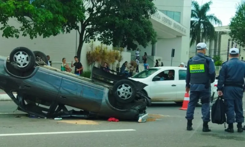 Imagem ilustrativa da imagem Três feridos em acidente com capotamento na avenida Fernando Ferrari