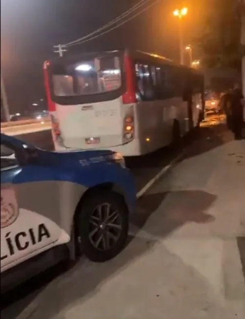 Imagem ilustrativa da imagem Três pessoas ficam feridas após criminosos jogarem bomba em ônibus