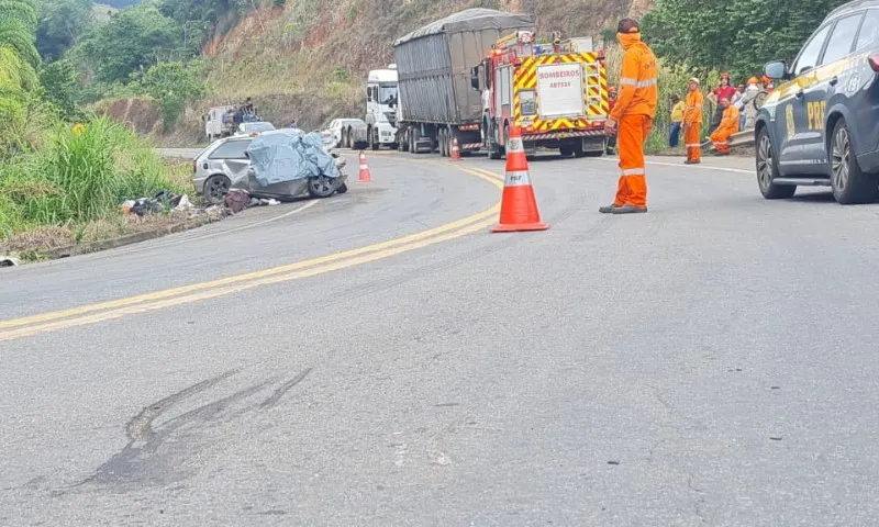 Imagem ilustrativa da imagem Três pessoas morrem em acidente entre carro e carreta na BR-259 no ES