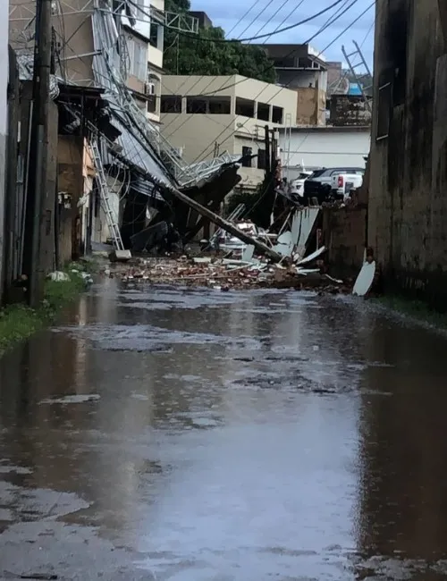 Imagem ilustrativa da imagem VÍDEOS | Temporal deixa casas destelhadas e causa prejuízos em Colatina