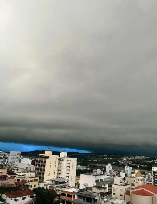 Imagem ilustrativa da imagem VÍDEOS | Temporal deixa casas destelhadas e causa prejuízos em Colatina