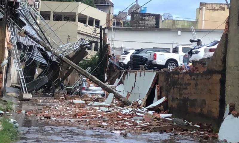 Imagem ilustrativa da imagem VÍDEOS | Temporal deixa casas destelhadas e causa prejuízos em Colatina
