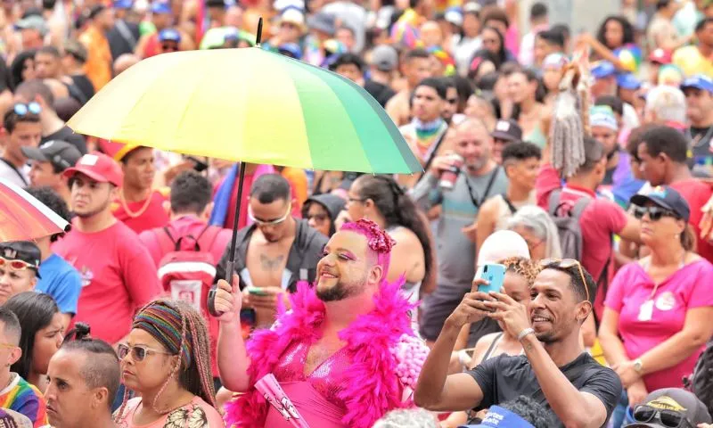 Imagem ilustrativa da imagem Vai ter uma gay nordestina PhD na Califórnia, diz Gil do Vigor em parada LGBTQIAP+