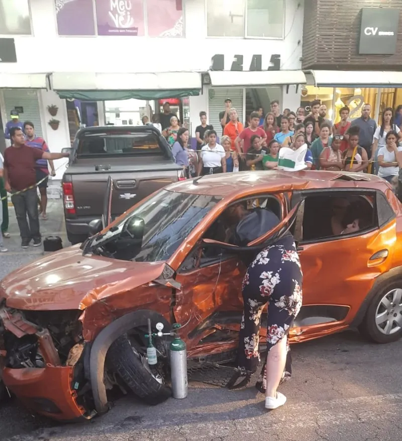 Imagem ilustrativa da imagem Violento acidente em Boa Viagem deixa uma mulher morta e mais cinco feridos