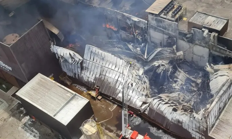Imagem ilustrativa da imagem 300 mil litros de água já foram utilizados em incêndio na fábrica da Cacau Show