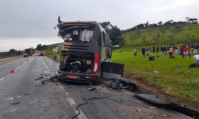 Imagem ilustrativa da imagem Acidente com ônibus em MG deixa ao menos 2 mortos e mais de 30 feridos