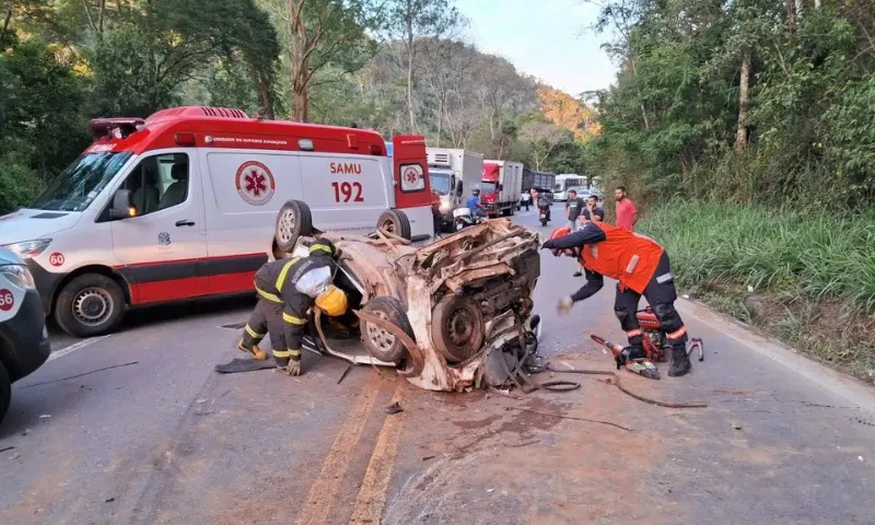 Imagem ilustrativa da imagem Acidente entre caminhão e carro deixa quatro pessoas feridas na BR-262