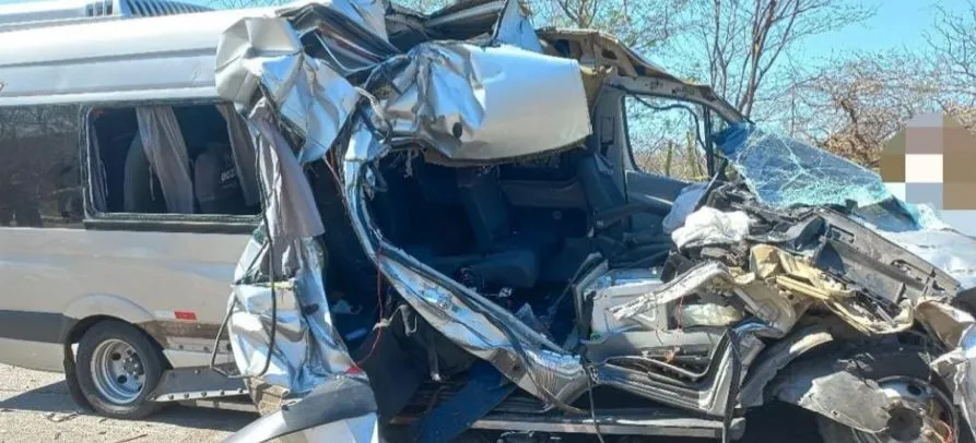Imagem ilustrativa da imagem Acidente entre van de passageiros e caminhão mata sete pessoas da mesma família