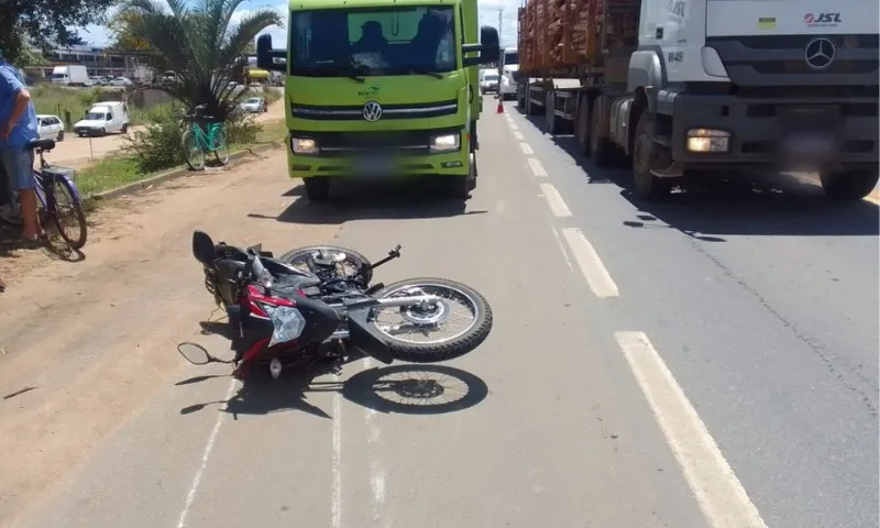 Imagem ilustrativa da imagem Acidente entre viatura da Polícia Civil e moto deixa um morto na BR-101 no ES