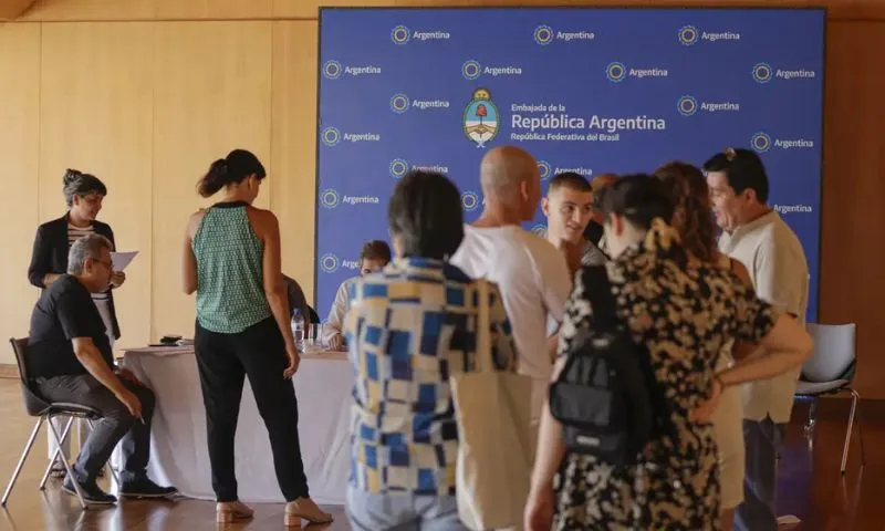 Imagem ilustrativa da imagem Adesão de eleitores argentinos no Brasil repete primeiro turno, diz embaixada