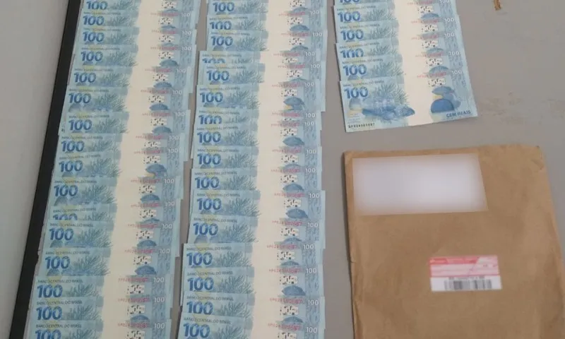 Imagem ilustrativa da imagem Adolescentes encomendam dinheiro falso pela internet e acabam detidos em Vitória