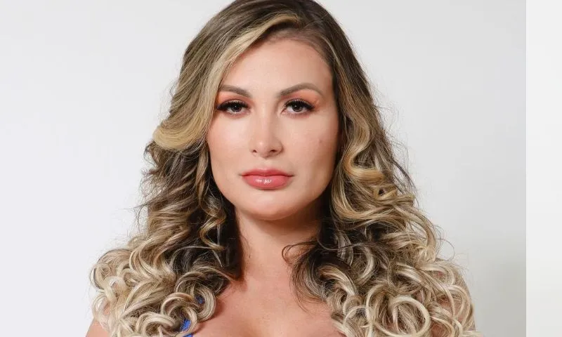 Imagem ilustrativa da imagem Andressa Urach pede perdão por seus pecados após raio atingir avião